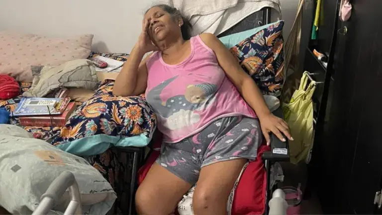 Jackeline Altamar Gutiérrez, de 59 años, afirma que no puede caminar desde finales de diciembre de 2025.Cortesía